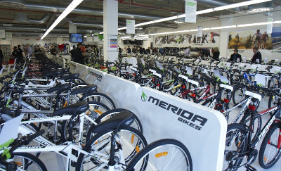 Nový obchod v brněnském obchodním centru Capmus Square otevřeli  /zleva/ Jan Bodnár, Petr Vaněk a Jaroslav Štefánik