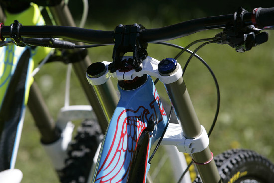 karbonová DH dvojčata