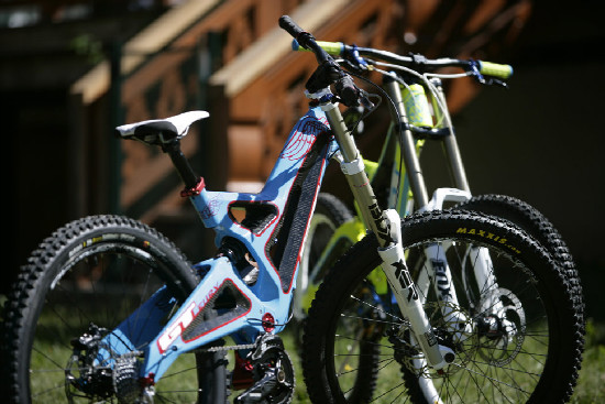 karbonová DH dvojčata