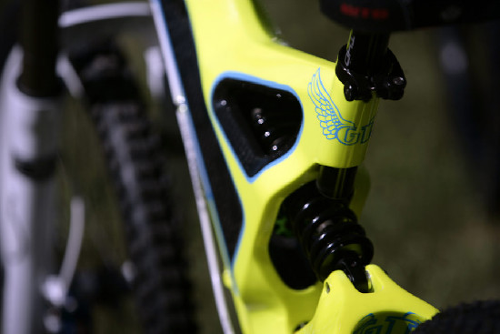 karbonová DH dvojčata