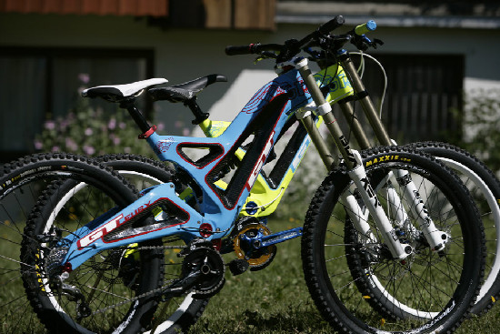 karbonová DH dvojčata