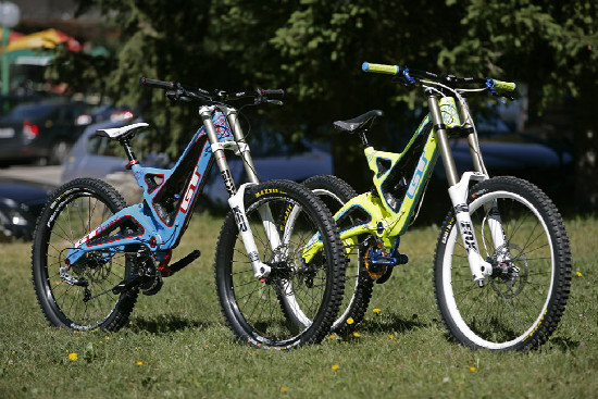 karbonová DH dvojčata