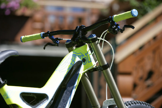 karbonová DH dvojčata