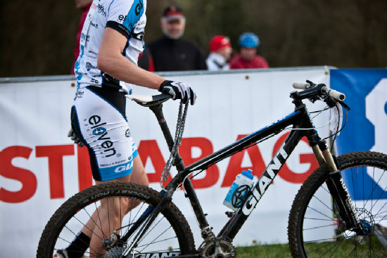 někdo si odvezl ze závodu nemilý suvenýr