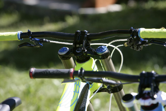 karbonová DH dvojčata