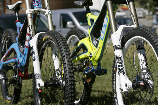 karbonová DH dvojčata