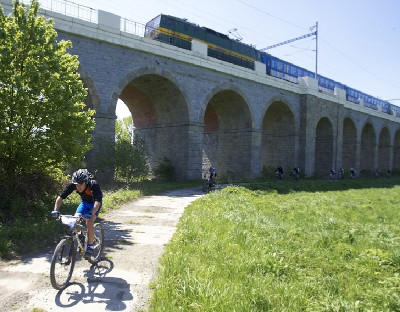 Bikeři jeli podél viaduktu Jezernice