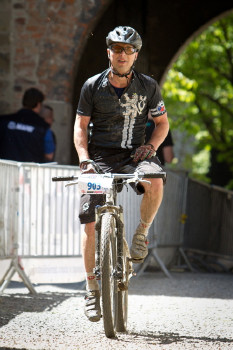 Petr Kuba dojíždí závod Singlespeedů