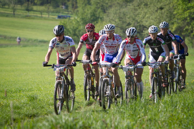 formuje se čelo závodu