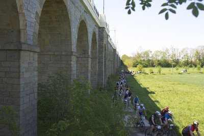 Bikeři jeli podél viaduktu Jezernice
