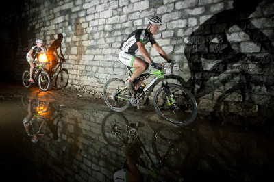 Ivan Rybařík a Jan Jobánek projíždějí tunelem ve Slavičíně