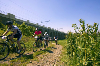 Bikeři jeli podél viaduktu Jezernice