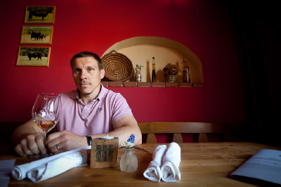 Václav Silovský ve své restauraci v Soběsukách