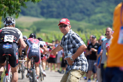 Šéf stáje Rubena Birell Specialized Jaroslav Žitný napájí své ovečky 