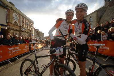 - Paul Van Der Ploeg s týmovým kolegou a stříbrným Thomasem Litscherem