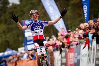 Julie Bresett vyhrává svůj první závod SP