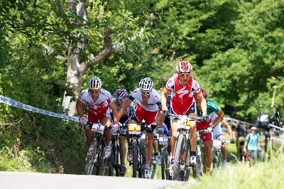 Christoph Sauser se držel v prních okruzích na čele