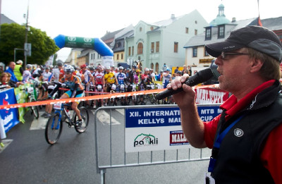 Radek Patrák dává startujícím poslední informace před startem 