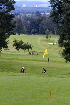 Do cíle se sjíždělo přes golfové hřiště