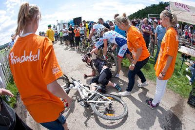 ... a fanynky mu padají k nohám