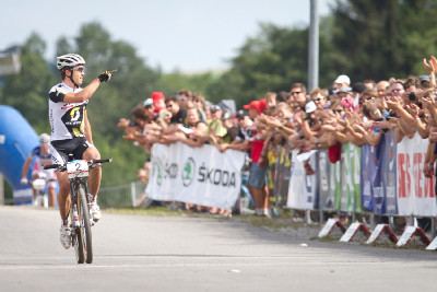 Nino Schurter děkuje českým fanouškům