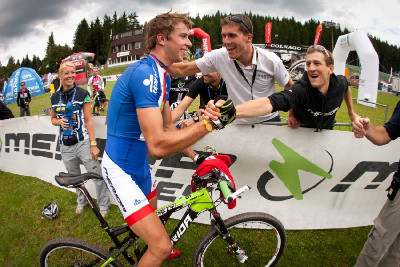 Ondřej Cink sbíra gratulace od týmových kolegů