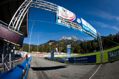 Start a cíl na místním fotbalovém plácku