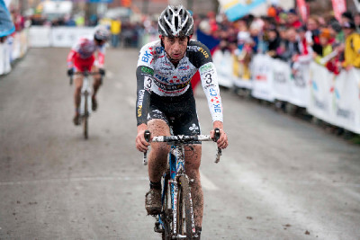 - Radek Šimůnek v cíli pár metrů před Karlem Hníkem