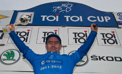 - Vladimír Kyzivát s pohárem pro vítěze Toi Toi Cup 2011/2012