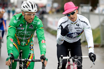 Zdeněk Štybar v družném rozhovoru se Svenem Nijsem 