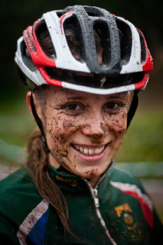 usměvavá vítězka závodu do 23 let