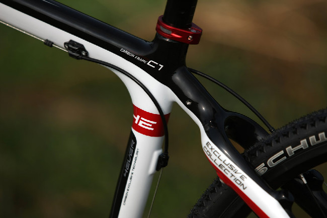 karbonový high-end cross