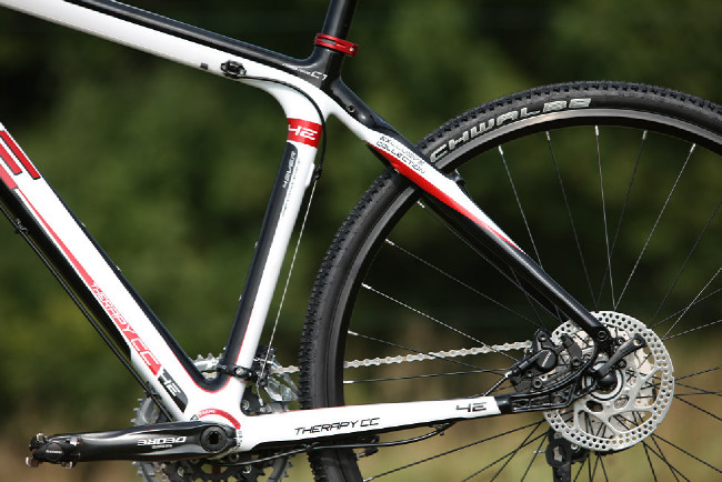 karbonový high-end cross