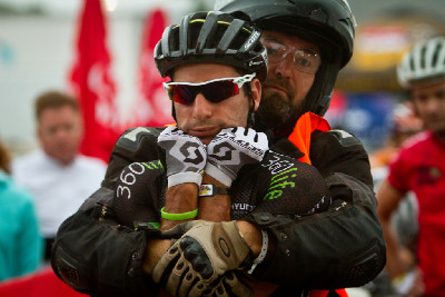 2.etapa - Kevin Evans v rukou svého otce