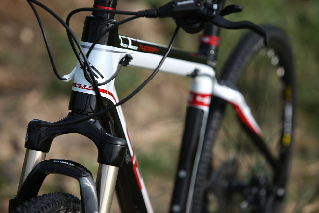 karbonový high-end cross