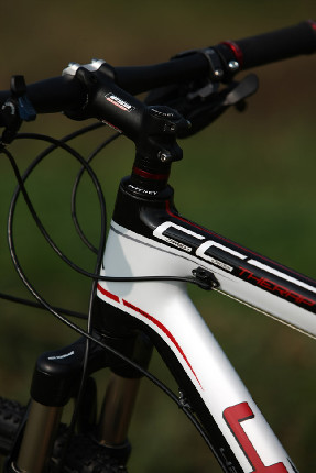 karbonový high-end cross