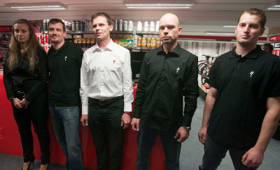 Ján Svorada, napravo stojí Jan Shön nový vedoucí prodejny