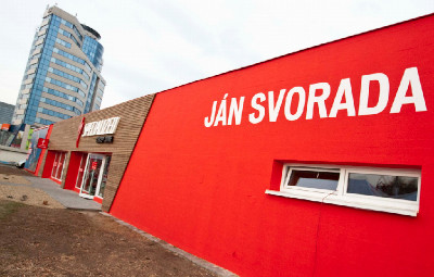 Obchodu zvenčí dominuje jméno českého spurtera Jána Svorady