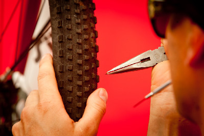 Jeden z osmi trnů v předním kole Christopha Sausera