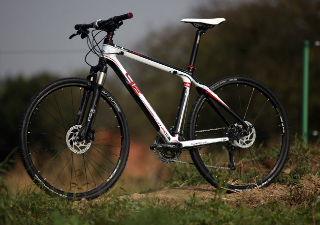 karbonový high-end cross