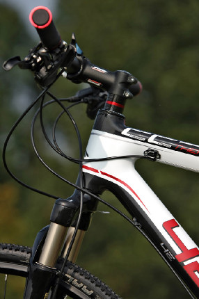 karbonový high-end cross