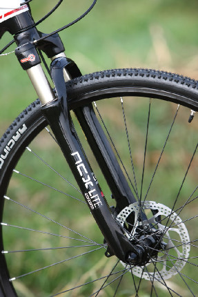 karbonový high-end cross