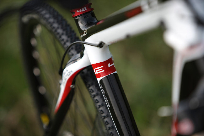 karbonový high-end cross