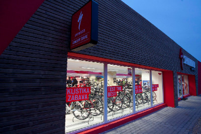 Velkou výlohou je vidět téměř celých 360 metrů čtverečních prodejní plochy