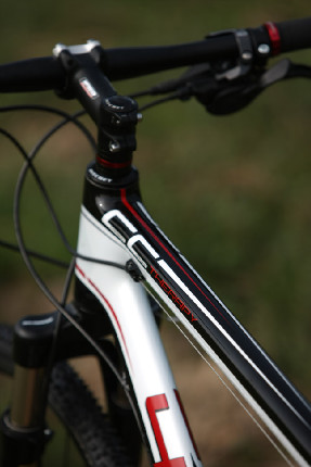 karbonový high-end cross