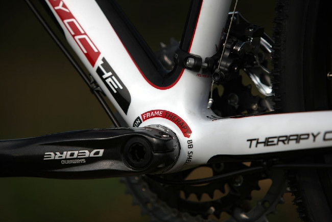 karbonový high-end cross