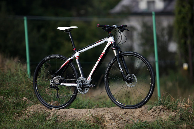 karbonový high-end cross