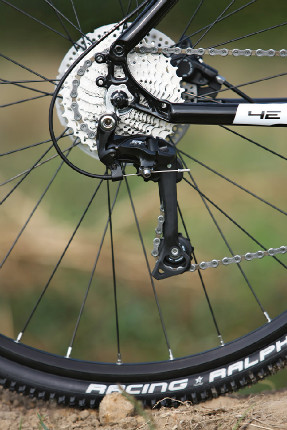 karbonový high-end cross