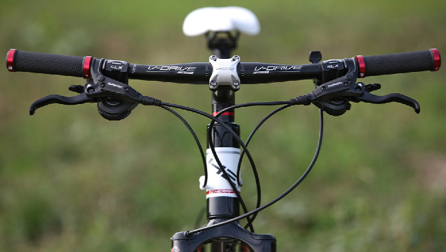 karbonový high-end cross