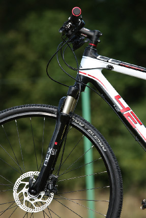 karbonový high-end cross